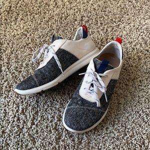 Toms tennis shoes size 8
